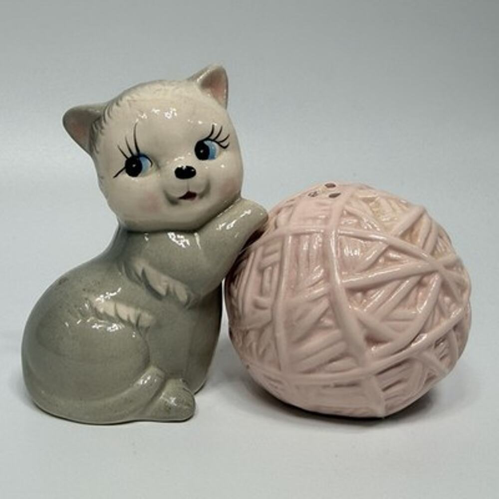 Kitten Ball of Yarn Salt Pepper Shakers Vintage Kitsch Anthropomorphic Gray Pink
